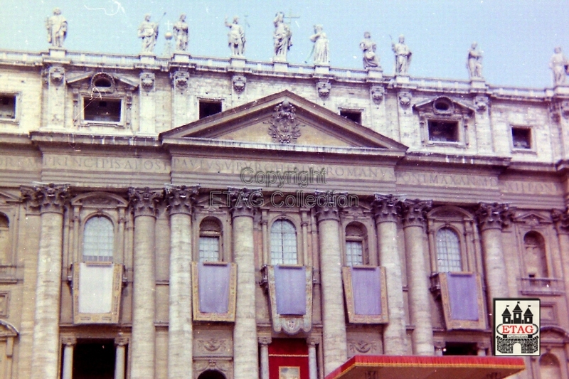 1982 (09) Sint Pietersplein Rome Baldakijnen dicht