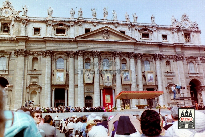 1982 (10) Sint Pietersplein Rome Baldakijnen open