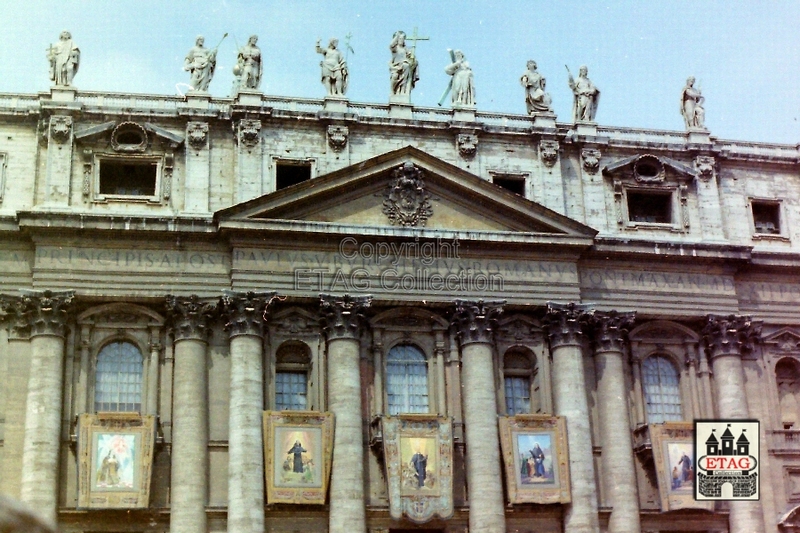 1982 (11) Sint Pietersplein Rome Baldakijnen open