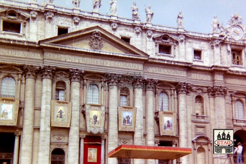 1982 (12) Sint Pietersplein Rome Baldakijnen open