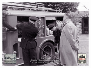 1950 Bedford Brandweerwagen Tilburg N76295 (1g) Kazerne