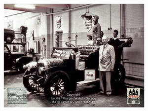 1950 Spyker Hein de Groot naast de Spyker 1906