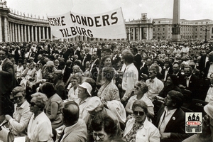 1982 (22a) Sint Pieter Tilburgers op het plein Spandoek