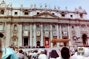 1982 (10) Sint Pietersplein Rome Baldakijnen open