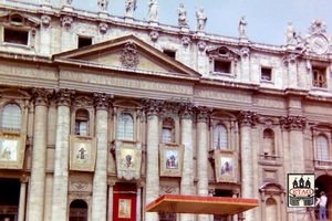 1982 (12) Sint Pietersplein Rome Baldakijnen open